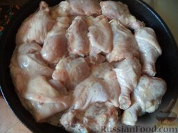 Окорочка, запеченные в духовке: Включить духовку. Разогреть до 180 градусов. Противень смазать растительным маслом, выложить курицу, поставить в духовку на среднюю полку.