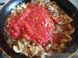 Макароны с шампиньонами: В сковороду добавить тертые помидоры (или томатный сок).
