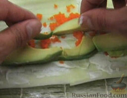 Роллы каппа-маки "Киури": На сливочный сыр выложить тобико и авокадо.