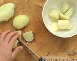 Картофель по-андалузски: Вареный картофель (теплый) очистить. Нарезать крупными ломтиками.