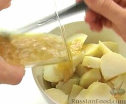 Картофель по-андалузски: Картофель полить заправкой. Посыпать рубленой зеленью петрушки.