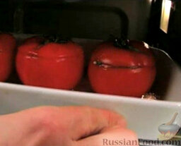 Фаршированные помидоры: Разогреть духовку до 200 градусов. Запекать фаршированные помидоры 1 час.