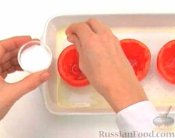 Фаршированные помидоры: Приправить солью и сахаром.