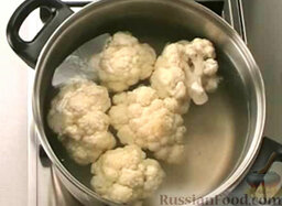 Цветная капуста по-польски: Как приготовить цветную капусту в сухарях по-польски:    Вскипятить воду. Выложить соцветия капусты в кипяток. Отварить (примерно 7 минут).