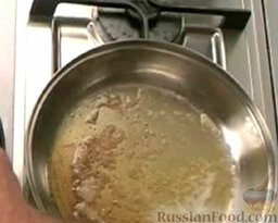 Цветная капуста по-польски: На сковороде растопить половину масла.