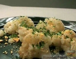 Цветная капуста по-польски: Подавать капусту цветную в сухарях сразу же. Приятного аппетита!
