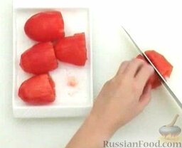 Томатный соус: Мякоть помидоров мелко нарежьте.