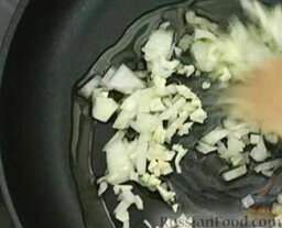 Томатный соус: На сковороде разогрейте оливковое масло. Выложите лук и чеснок. Помешивая, слегка обжарьте.