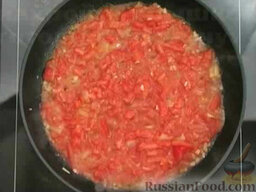 Томатный соус: Добавьте помидоры. Перемешайте. Накройте крышкой и готовьте томатный соус 18 минут.