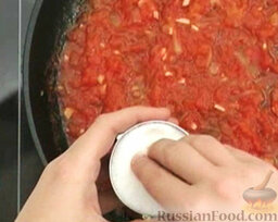 Томатный соус: Приправьте солью и сахаром. Перемешайте и готовьте томатный соус еще 2 минуты.