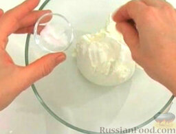 Мягкий сыр "Лабне" из йогурта: Достаньте из марли готовый сыр лабне.   Посолите, полейте маслом. Осторожно перемешайте.