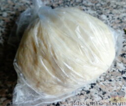 Самса по-узбекски: Скатать тесто в шар, положить в мешочек и убрать на 20 минут в холодильник.