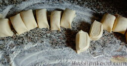 Самса по-узбекски: Спустя время достаем тесто, режем его на 12-16 кусков.