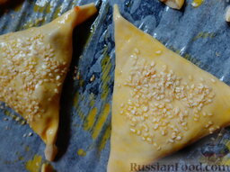 Самса по-узбекски: Посыпаем кунжутом, ставим самсу по-узбекски в духовку, разогретую до температуры 180 градусов, на минут 30-40.