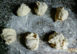 Самса по-узбекски: Достаем тесто из холодильника. Делим его на 6-8 кусков.