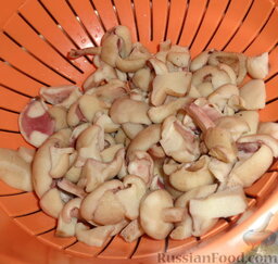 Жареная картошка с грибами маслятами и сметаной: Грибы варим в течении 15-20 минут в подсоленной воде, потом высыпаем их в дуршлаг, промываем и ждем, пока стечет вода.