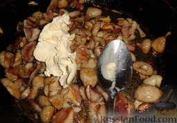 Жареная картошка с грибами маслятами и сметаной: Добавляем 2 ложки сметаны (в моем случае она деревенская).