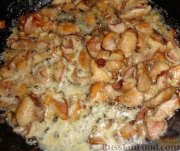 Жареная картошка с грибами маслятами и сметаной: Сметана должна растаять.