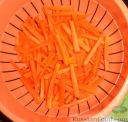 Плов с курицей: Режем морковь крупной соломкой.