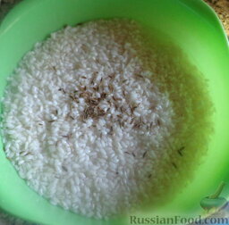 Плов с курицей: С риса сливаем воду, добавляем зерна зиры (кумина), перемешиваем. В кастрюлю добавляем 2 стакана воды и рис.