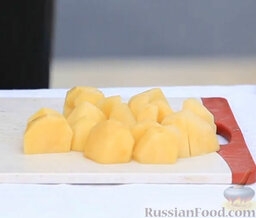 Уха на мангале: Чистим картошку, нарезаем ее кубиками.