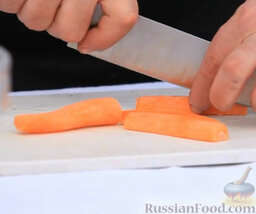 Уха на мангале: Чистим и режем морковь - вдоль, довольно крупной соломкой.