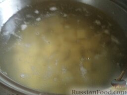 Мамин грибной суп (постный): Вода вскипела - опустить картофель. Довести до кипения. Варить на небольшом огне под крышкой 10 минут.