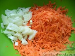 Мамин грибной суп (постный): Очистить и помыть лук и морковь. Лук нарезать кубиками, морковь натереть на крупной терке.