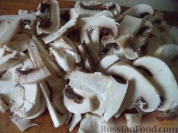 Мамин грибной суп (постный): Грибы помыть, нарезать кусочками или пластинками.