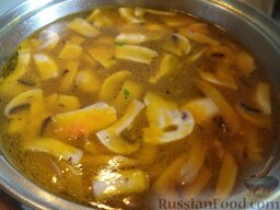 Мамин грибной суп (постный): Выложить зажарку в суп. Посолить по вкусу, добавить специи. Довести до кипения.