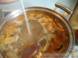 Мамин грибной суп (постный): Тонкой струйкой ввести манку в суп, при этом помешивать ложкой, чтобы не было комков.
