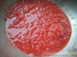 Помидоры в собственном соку: Тем временем вымыть, разрезать пополам спелые помидоры для сока. Вырезать сердцевину. Прокрутить помидоры через мясорубку. Отмерить 3 л сока.