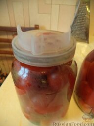 Помидоры в собственном соку: Сок готов. Слить жидкость из банок с помидорами.