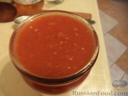 Помидоры в собственном соку: Залить помидоры кипящим соком, закрутить. Перевернуть готовые банки, накрыть помидоры в собственном соку одеялом до полного остывания.