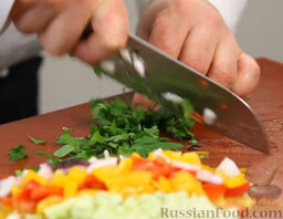 Желто-красный гаспачо и брускетта с салатом: Рубим петрушку.