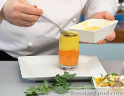Желто-красный гаспачо и брускетта с салатом: Начинаем сервировать. В высокий стакан наливаем красный гаспачо - полстакана, на него сверху - желтый гаспачо.