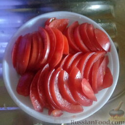Кабачковая икра вкусненькая: Режем помидоры дольками.