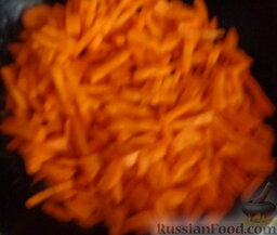 Кабачковая икра вкусненькая: Режем морковь соломкой и жарим.
