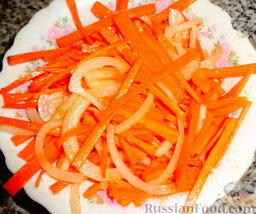 Желудочки куриные по-корейски: Морковь и лук маринуем в приправе.