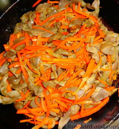 Желудочки куриные по-корейски: Наливаем на сковородку масло,  выкладываем морковку на сковородку и туда же добавляем желудочки.