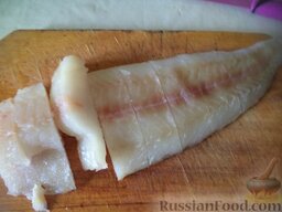 Рыбные котлеты с манкой: Как приготовить котлеты рыбные с манкой:    Филе разморозить. Помыть. Разрезать на кусочки.