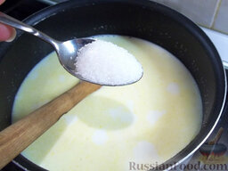 Запеканка из манки и клубники: Для приготовления запеканки сначала сварим манную кашу. Для этого молоко нальем в кастрюлю, положим манку, сахар и доведем до кипения, все время помешивая.