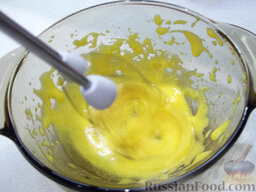 Запеканка из манки и клубники: Яйцо разделим на желток и белок. В желток положим сахар и с помощью миксера взобьем.