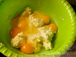 Яблочный пирог в сметанной заливке: Добавить яйца. Хорошо перемешать.