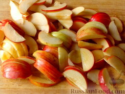 Яблочный пирог в сметанной заливке: Яблоки почистить (у меня были небольшие домашние яблочки с тонкой кожурой, поэтому я кожуру не чистила), удалить сердцевину и нарезать тонкими ломтиками.