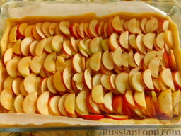 Яблочный пирог в сметанной заливке: На тесто выложить яблоки.