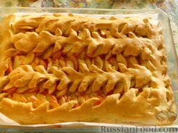 Яблочный пирог в сметанной заливке: Достаем пирог из духовки. На горячий пирог сразу вылить заливку.