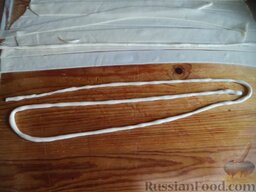 Тянутая лапша для лагмана: Из нарезанных полосок руками катаем колбаски, толщиной около 0,5 см.