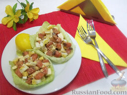Легкий салат с соленой горбушей: Полейте салат приготовленной заправкой, присыпьте семенами кунжута и подавайте к столу.