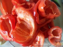 Аджика кабачковая с помидорами: Перец сладкий помыть, разрезать пополам, вырезать семенные коробочки.